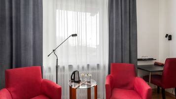 Standard Room, 2 Twin Beds, Non Smoking | Pillowtop beds, in-room safe, individually decorated