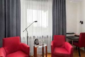 Rom – standard, 2 enkeltsenger, ikke-røyk | Senger med overmadrass, safe på rommet og individuelt dekorert