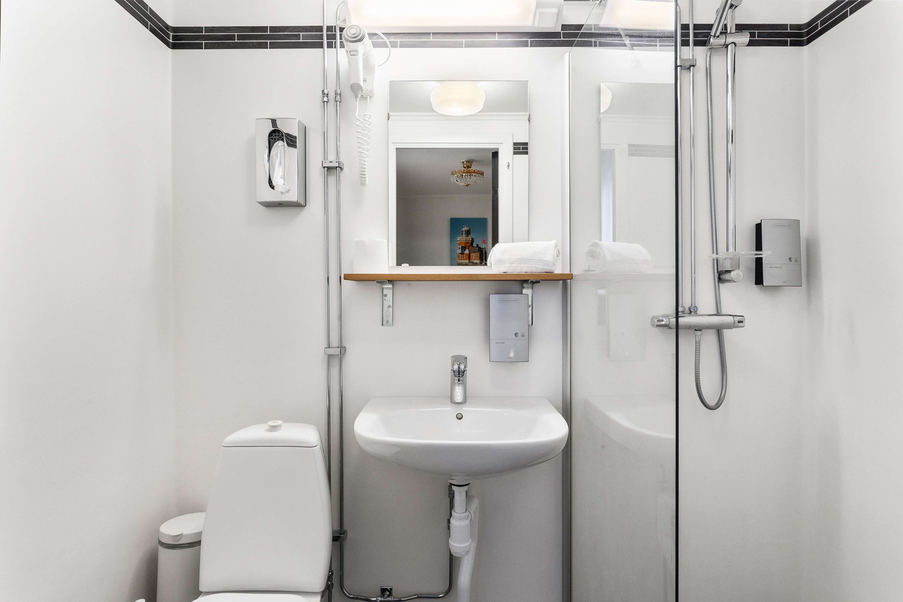 standard room, 1 single bed, non smoking | bathroom | shower, hair dryer, towels