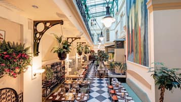 2 restaurantes; se sirven almuerzos