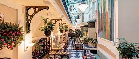 2 restaurants, lunch served