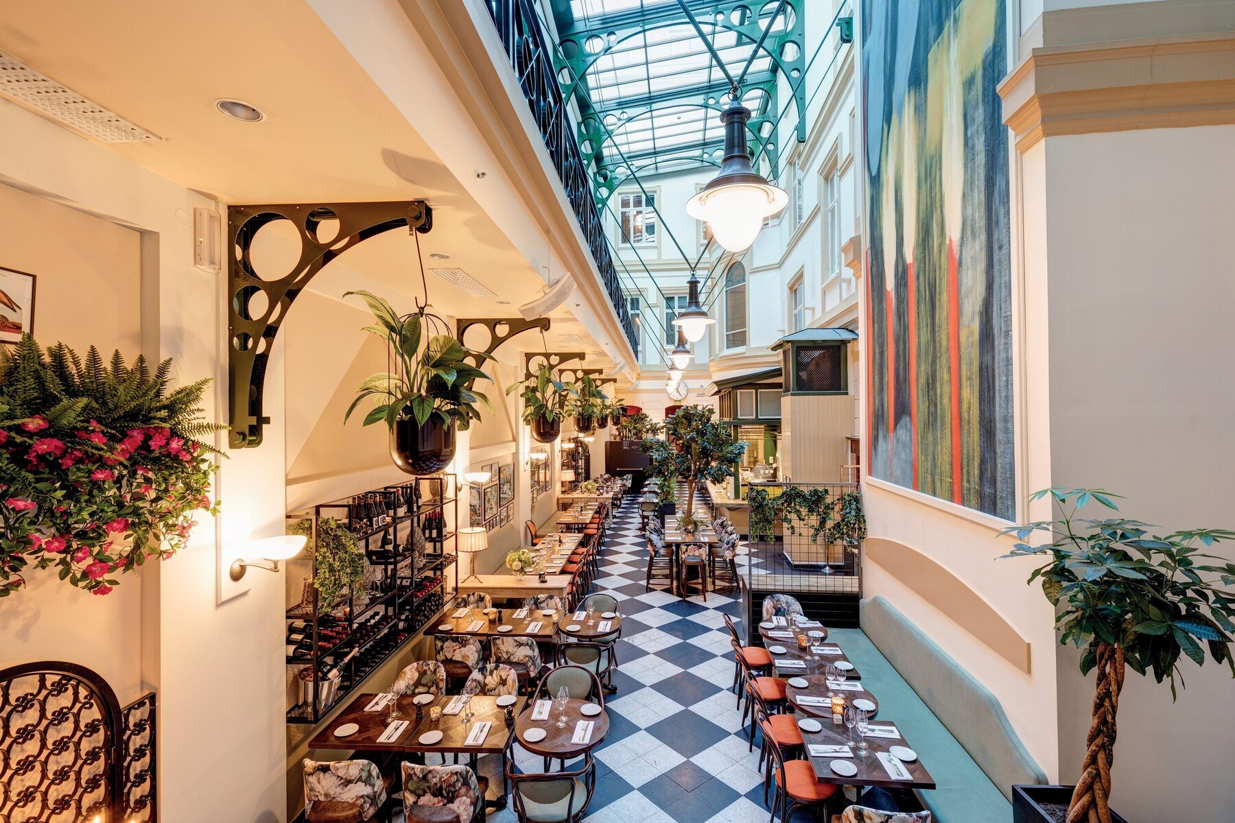 2 restaurants; lunch and dinner served