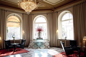 2 bars/lounges