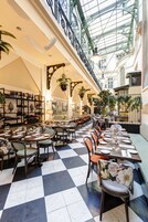 2 restaurantes; se sirven almuerzos 