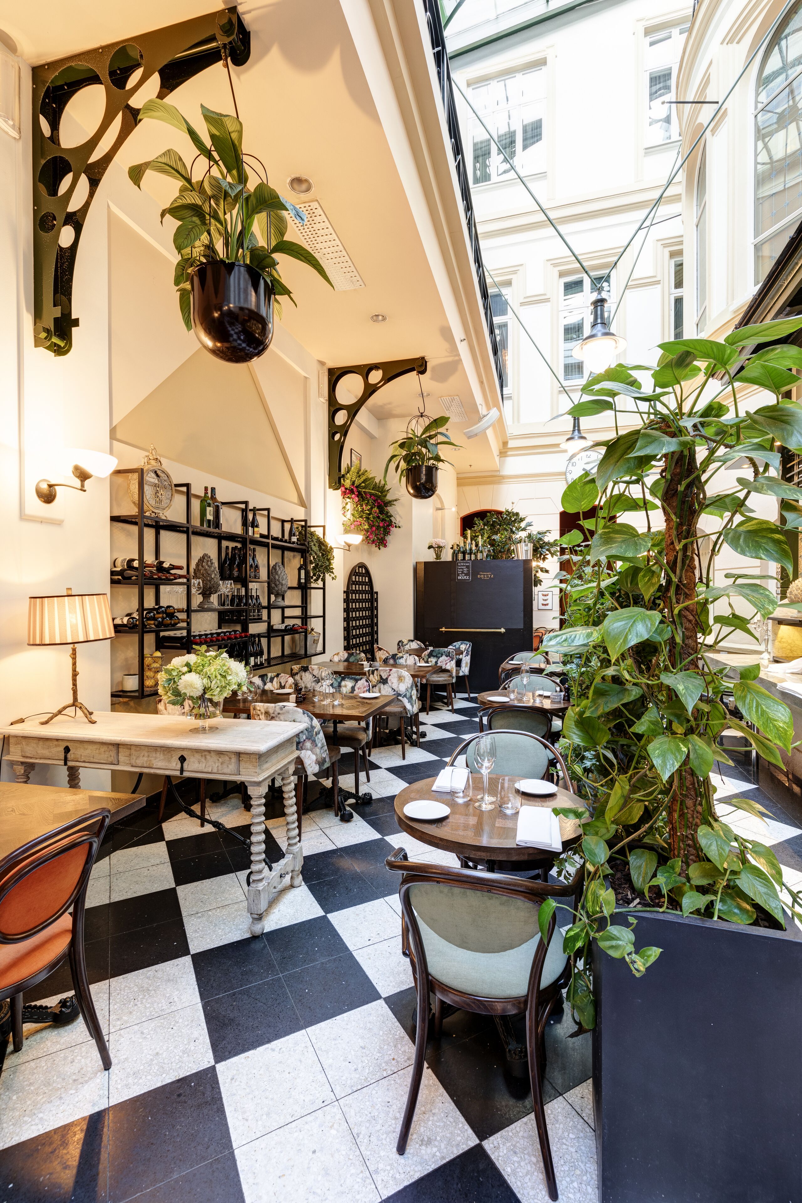 2 restaurants, lunch served