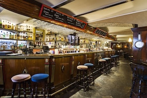 2 bars/lounges
