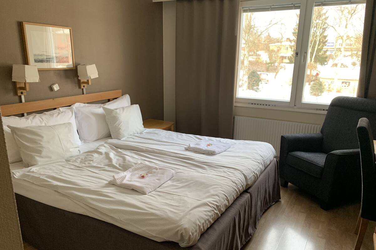 Standard Double or Twin Room | In-room safe, desk, iron/ironing board, WiFi (free)