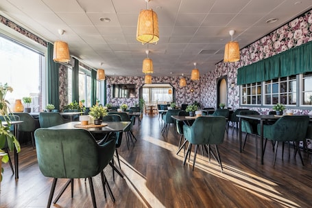 Lunch and dinner served, alfresco dining