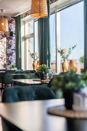 Lunch and dinner served, alfresco dining . Hotel Kung Gösta