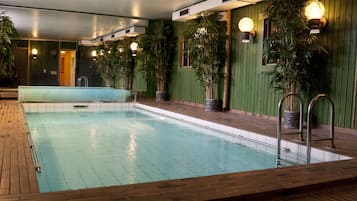 Una piscina cubierta