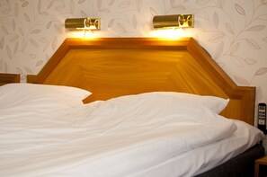 Comfort-Zweibettzimmer, 2 Einzelbetten | Zimmersafe, Schreibtisch, kostenloses WLAN, Bettwäsche
