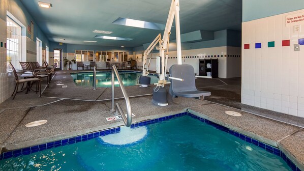 Piscina coperta, lettini