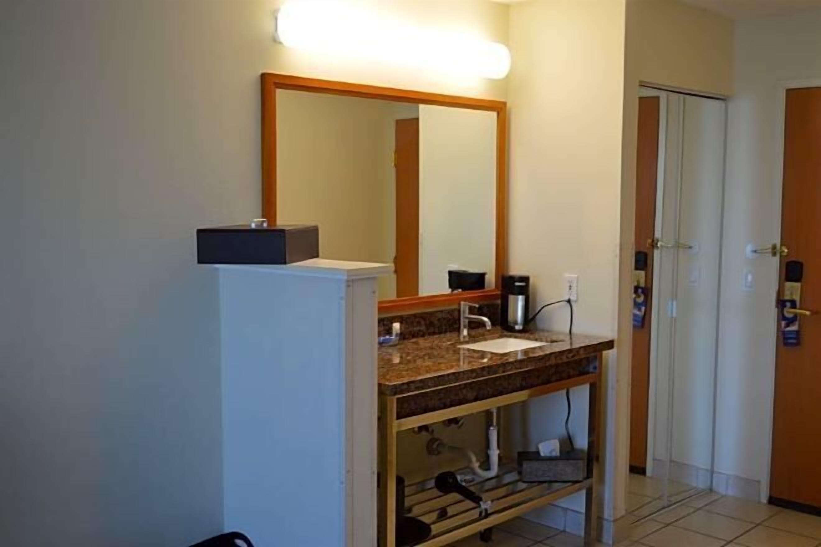 Bathroom | Combined shower/tub, free toiletries, hair dryer, towels