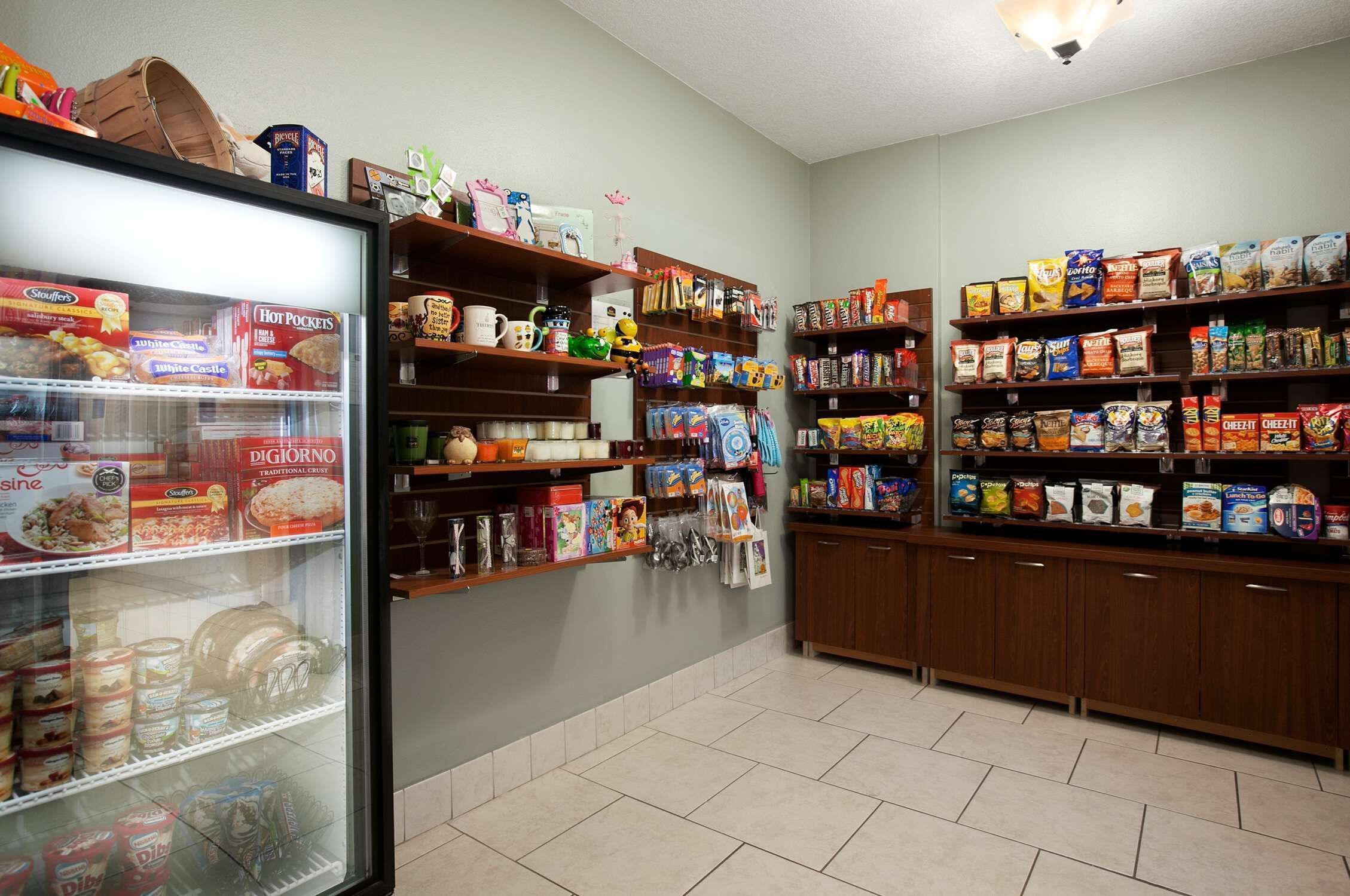 Une épicerie dont les rayons sont remplis de divers produits alimentaires, notamment des en-cas et des céréales.