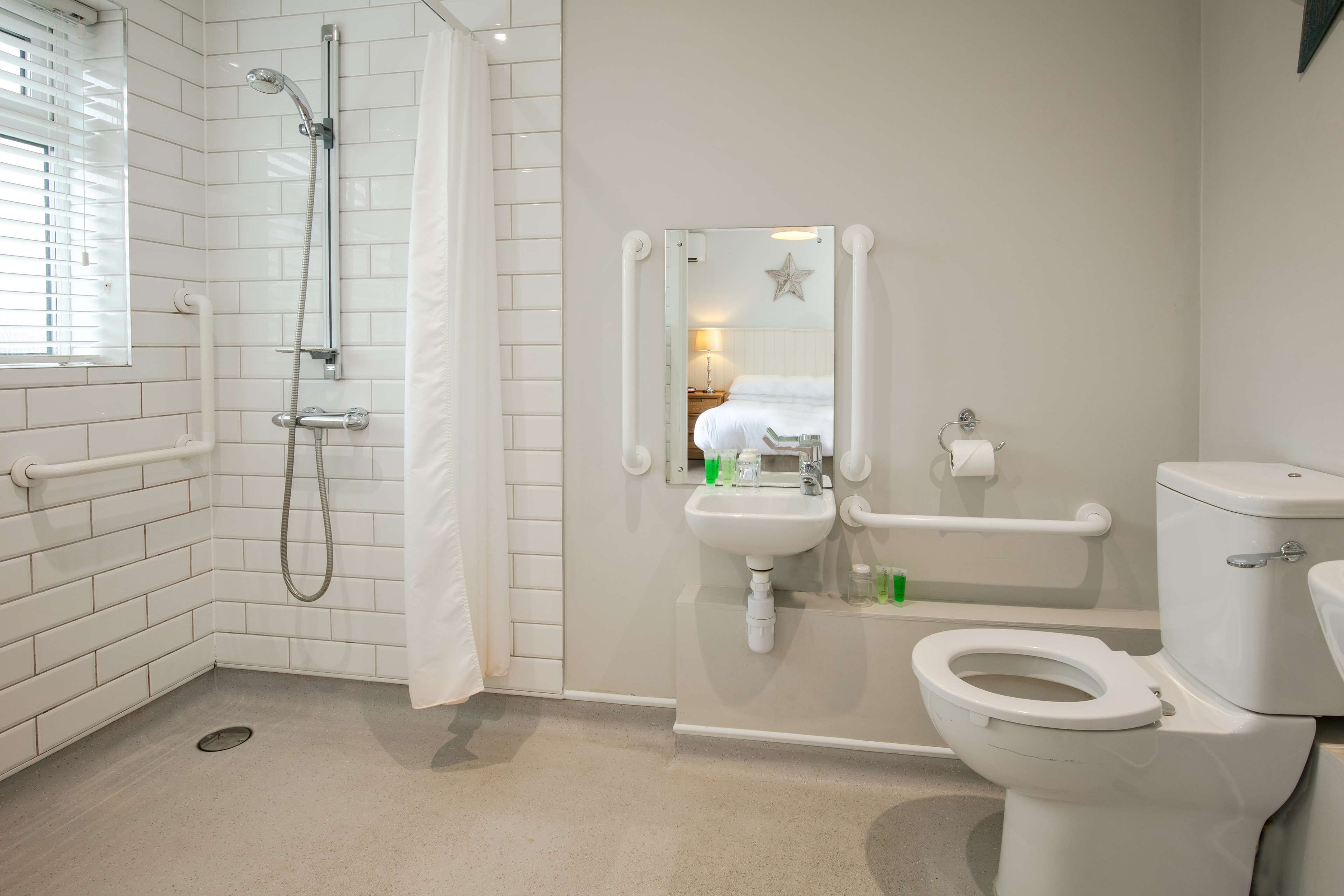 standard room, 1 double bed, accessible, non smoking (walk-in shower) | 1 bedroom, desk, iron/ironing board, cots/infant beds