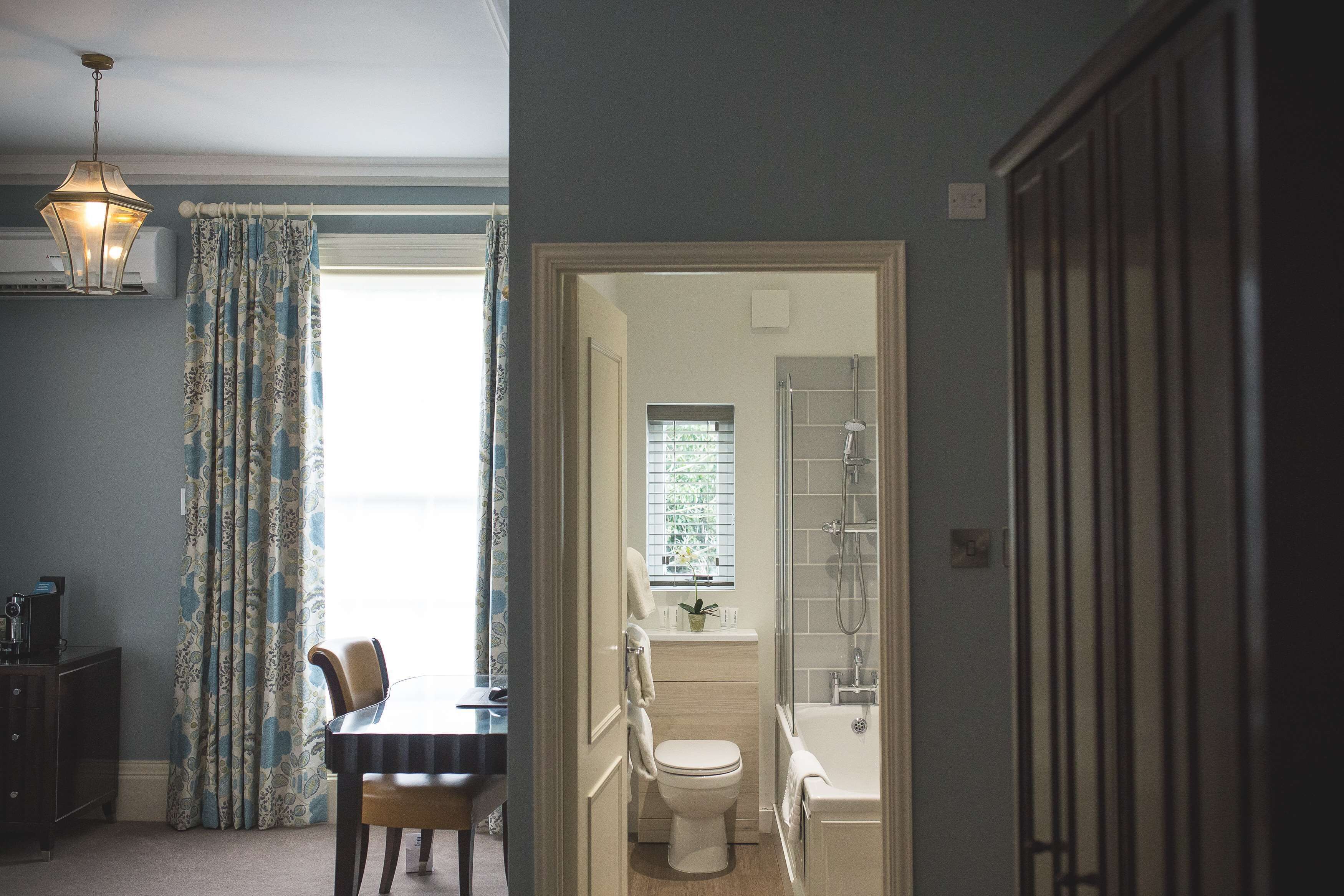 deluxe room, 1 double bed, non smoking | 1 bedroom, desk, iron/ironing board, cots/infant beds