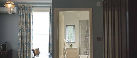 A bathroom with a toilet, sink, and bathtub.