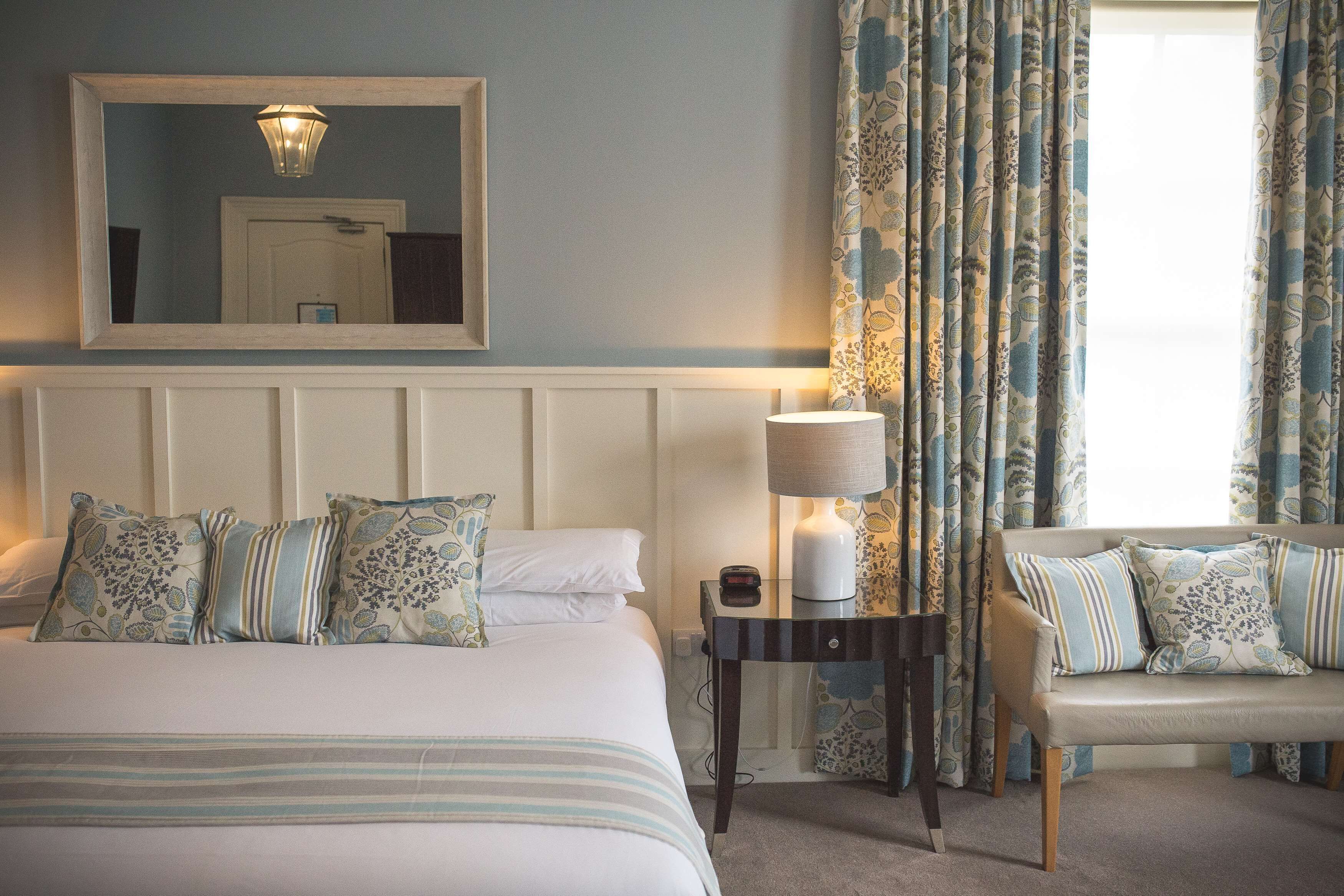 deluxe room, 1 double bed, non smoking | 1 bedroom, desk, iron/ironing board, cots/infant beds