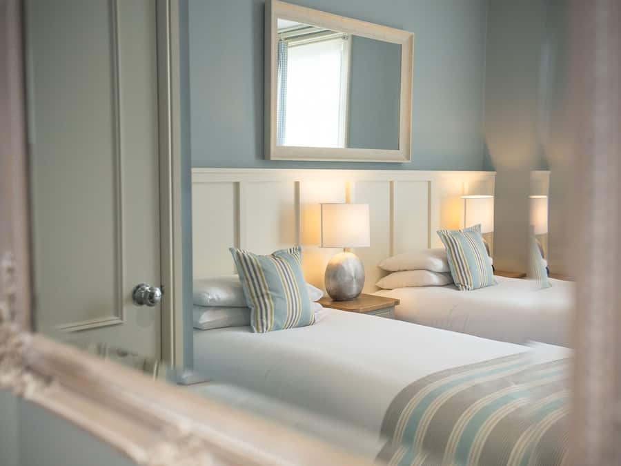 Een bureau, een strijkplank/strijkijzer, babybedden, extra bedden