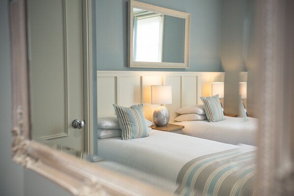 Bureau, fer et planche à repasser, lits bébé (en supplément)