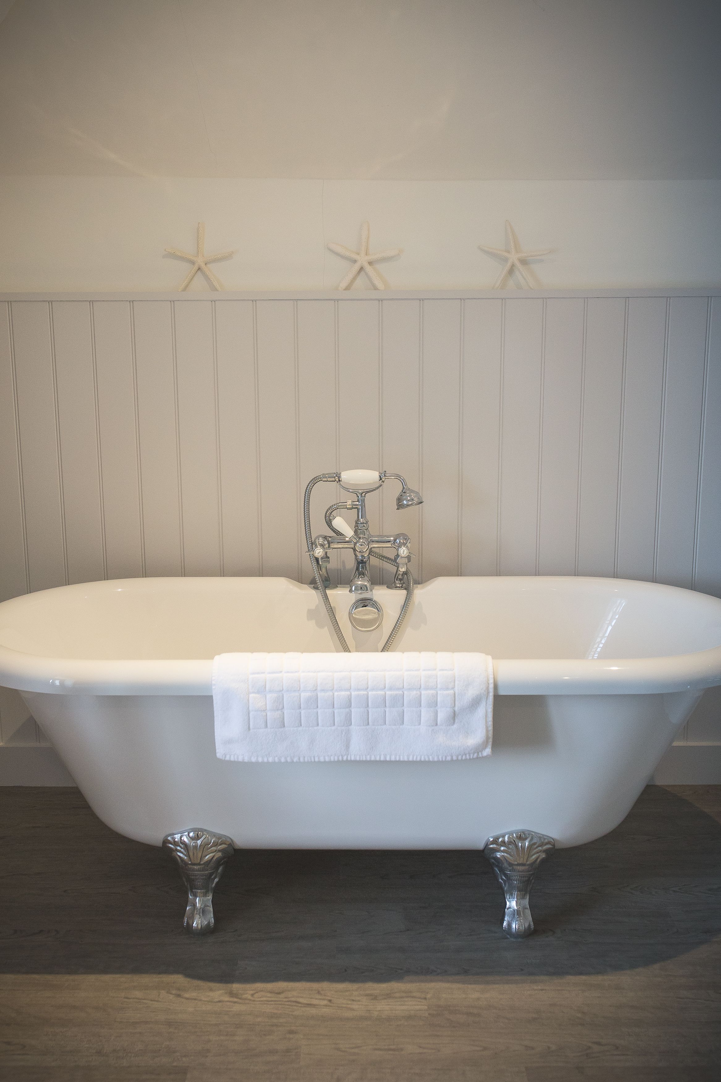 suite, 1 king bed, non smoking | bathroom | free toiletries, hair dryer, towels, soap