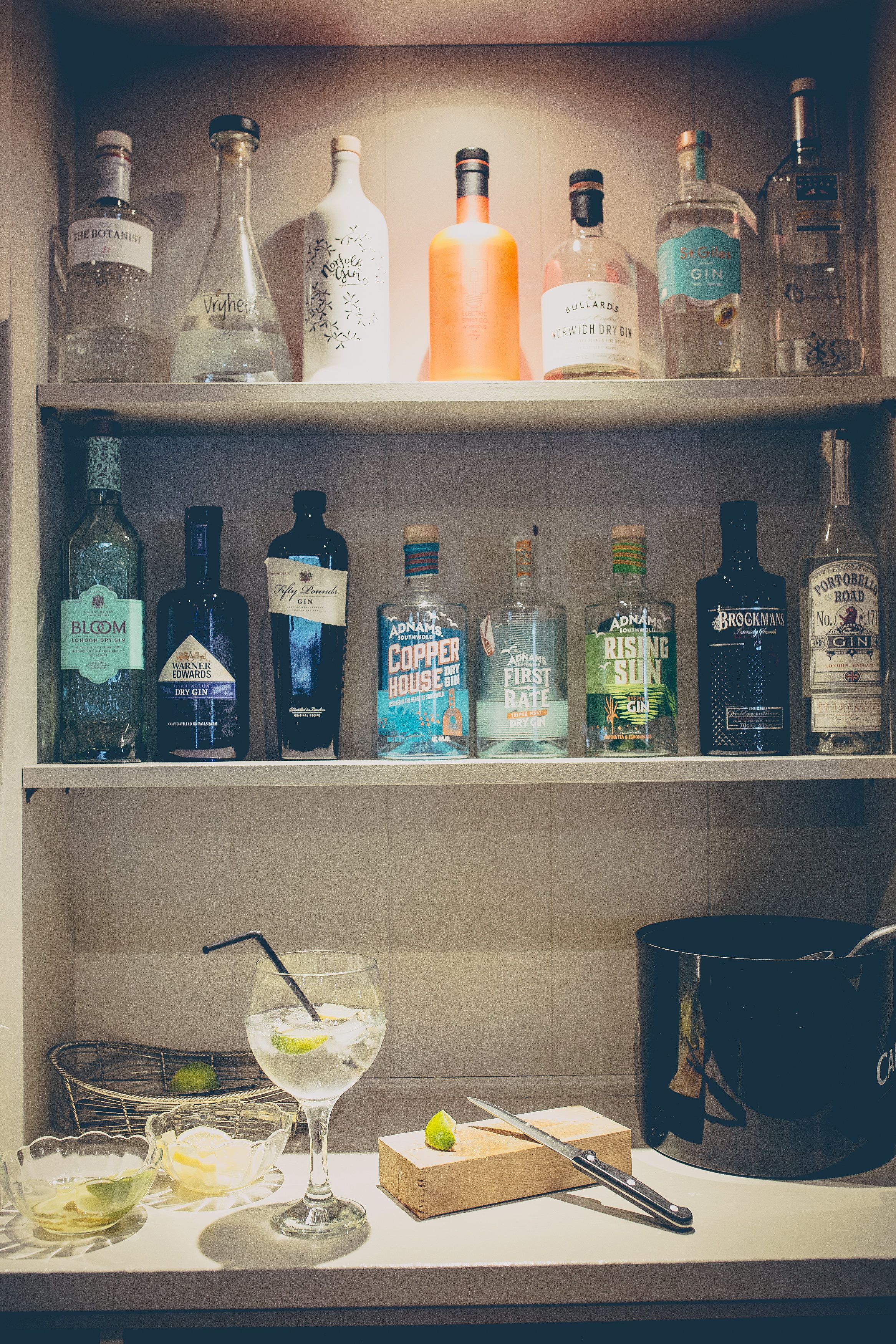 serves breakfast, lunch and dinner