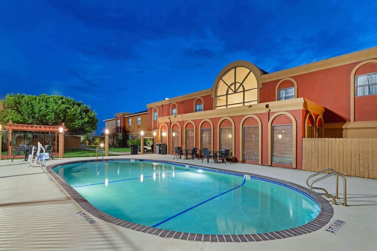 Un hôtel doté d’une piscine, d’un espace extérieur aménagé et d’un patio couvert.