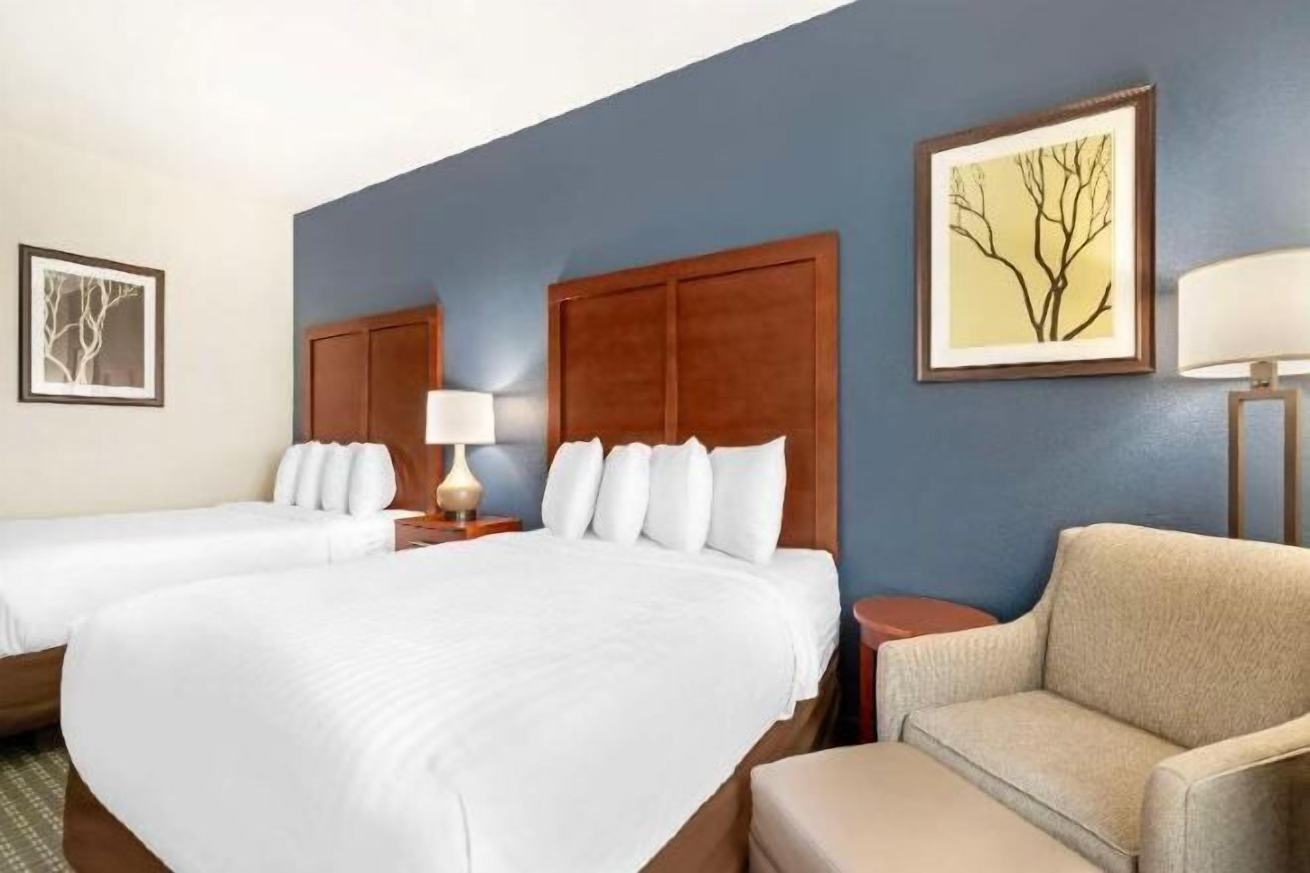 Pillowtop beds, in-room safe, desk, laptop workspace