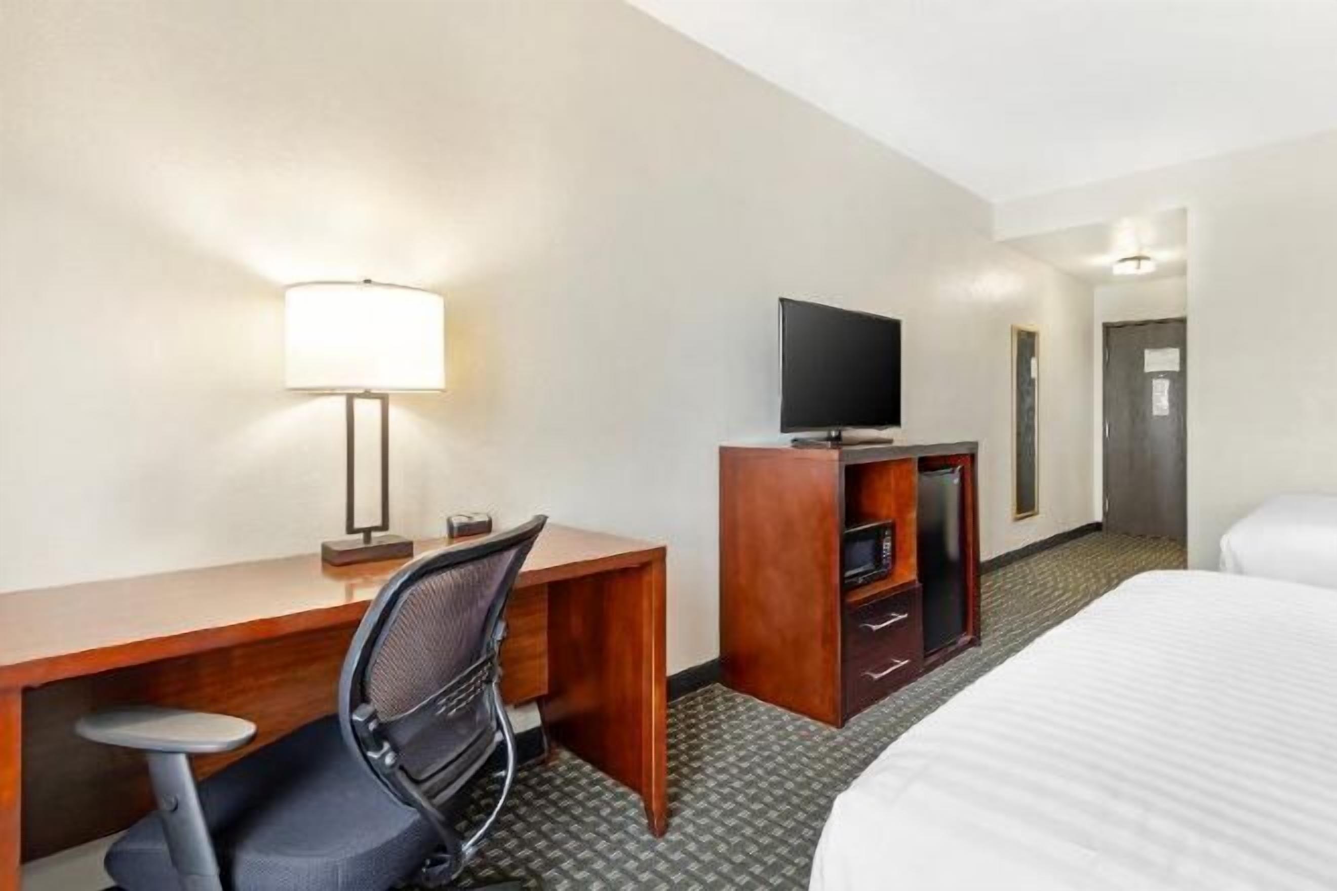 Pillowtop beds, in-room safe, desk, laptop workspace