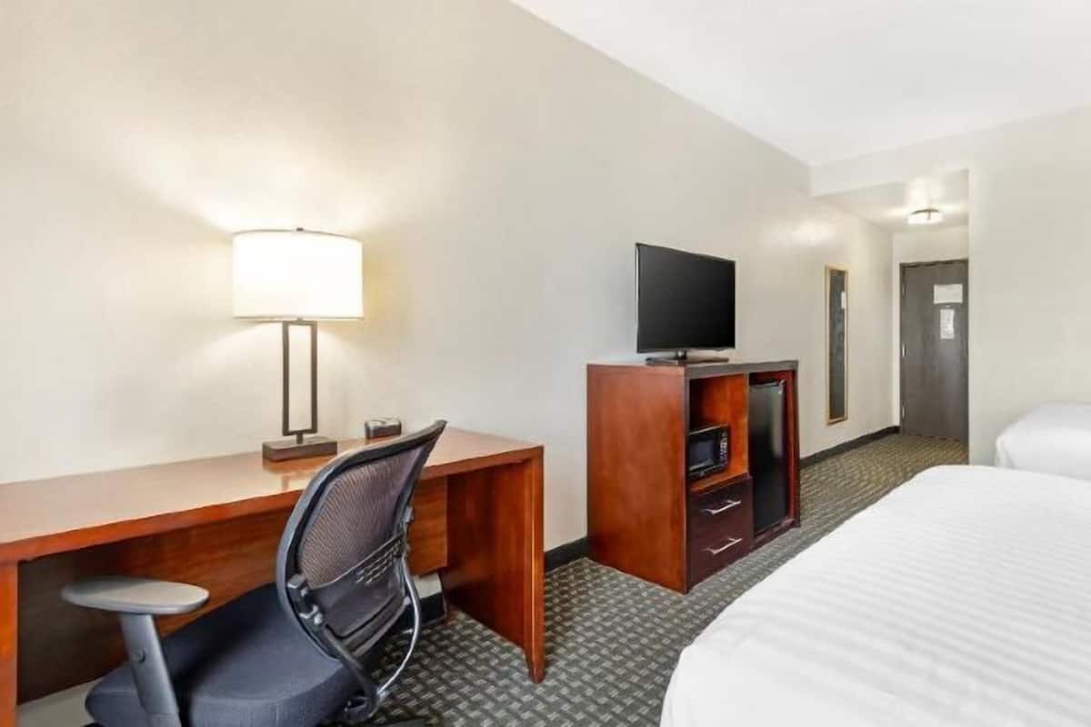 Pillowtop beds, in-room safe, desk, laptop workspace