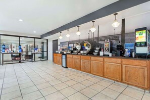 Café da manhã com buffet grátis todos os dias