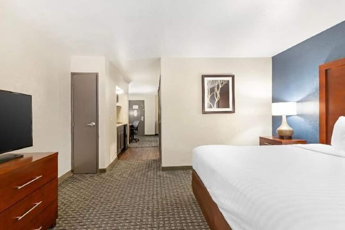 Pillowtop beds, in-room safe, desk, laptop workspace