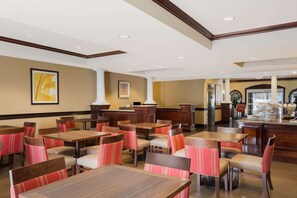 朝食 (テイクアウト)、平日に提供 (無料)