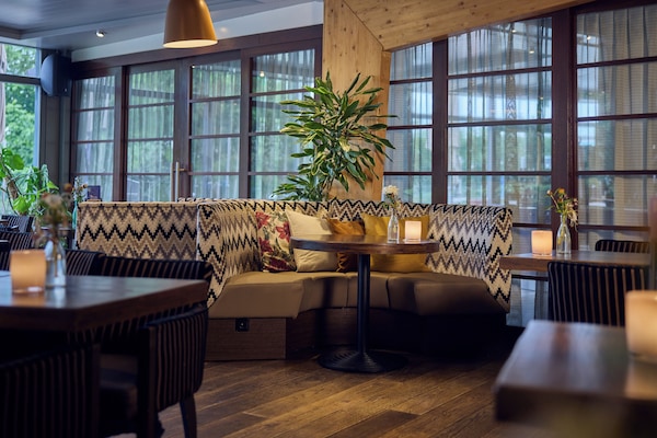 Se sirven desayunos y cocina internacional, con vista al jardín