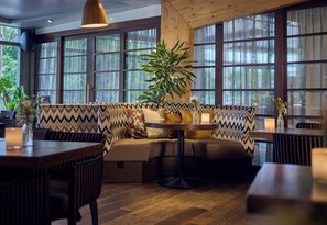 Frokost og lunsj serveres, internasjonale retter, utsikt mot hagen 