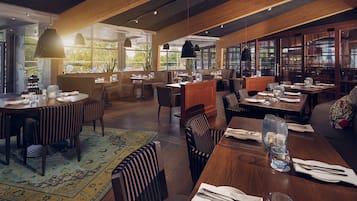 Aamiainen ja lounas; kansainvälinen keittiö, näkymät puutarhaan