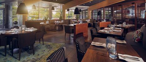 Petit déjeuner, déjeuner et dîner servis sur place, vue sur le jardin