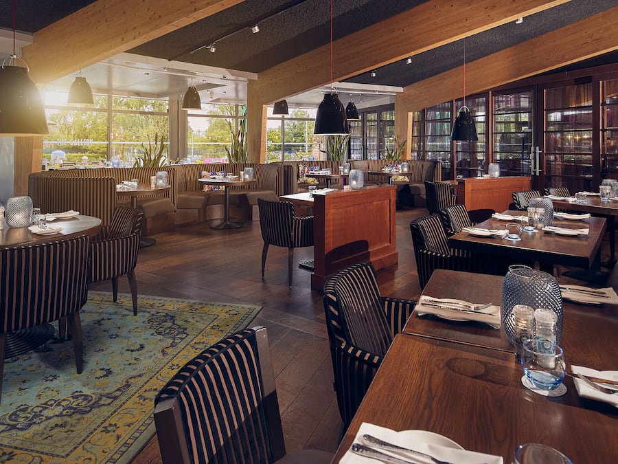 Se sirven desayunos y cocina internacional, con vista al jardín