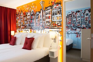 Family Room | In-room safe, desk, laptop workspace, blackout drapes - WestCord Art Hotel Amsterdam 3 (Amsterdam)