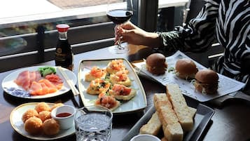 Se sirven desayunos, almuerzos y cenas