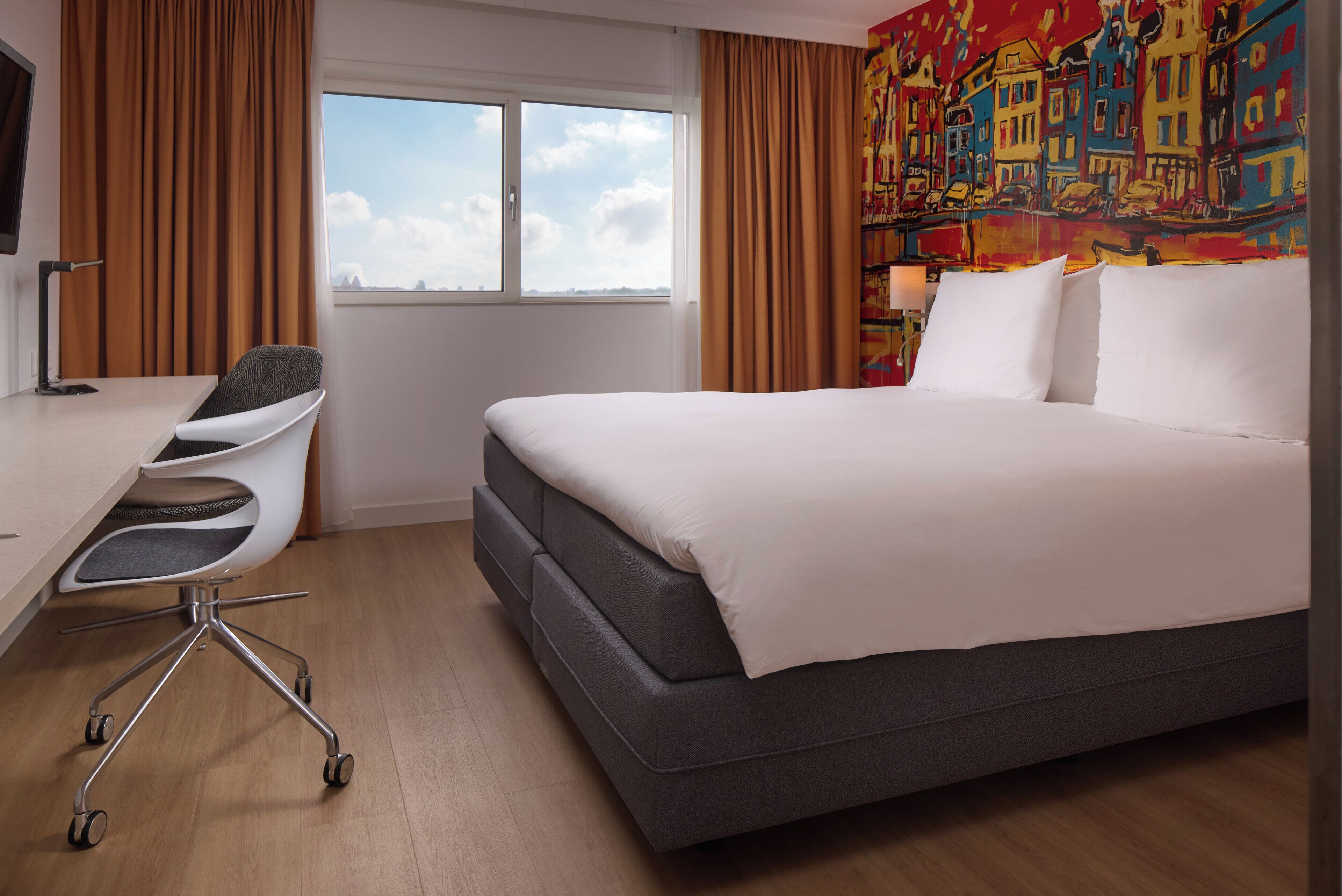 Habitación superior con 1 cama doble o 2 individuales | Caja fuerte, escritorio, espacio para trabajar con un portátil