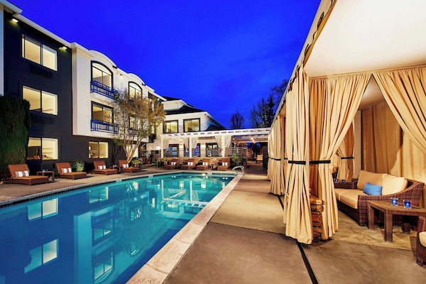 Hồ bơi ngoài trời