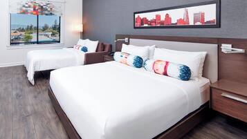 Roupas de cama premium, cofres nos quartos, escrivaninha