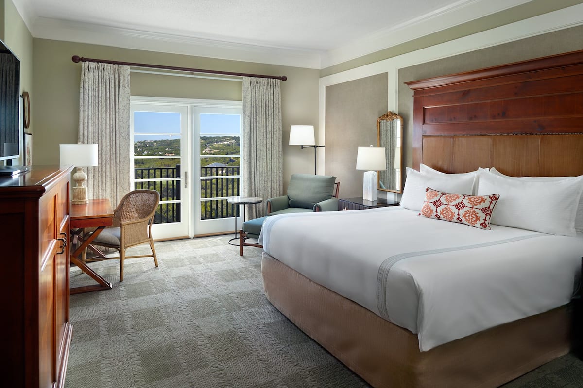 Premium bedding, in-room safe, desk, laptop workspace