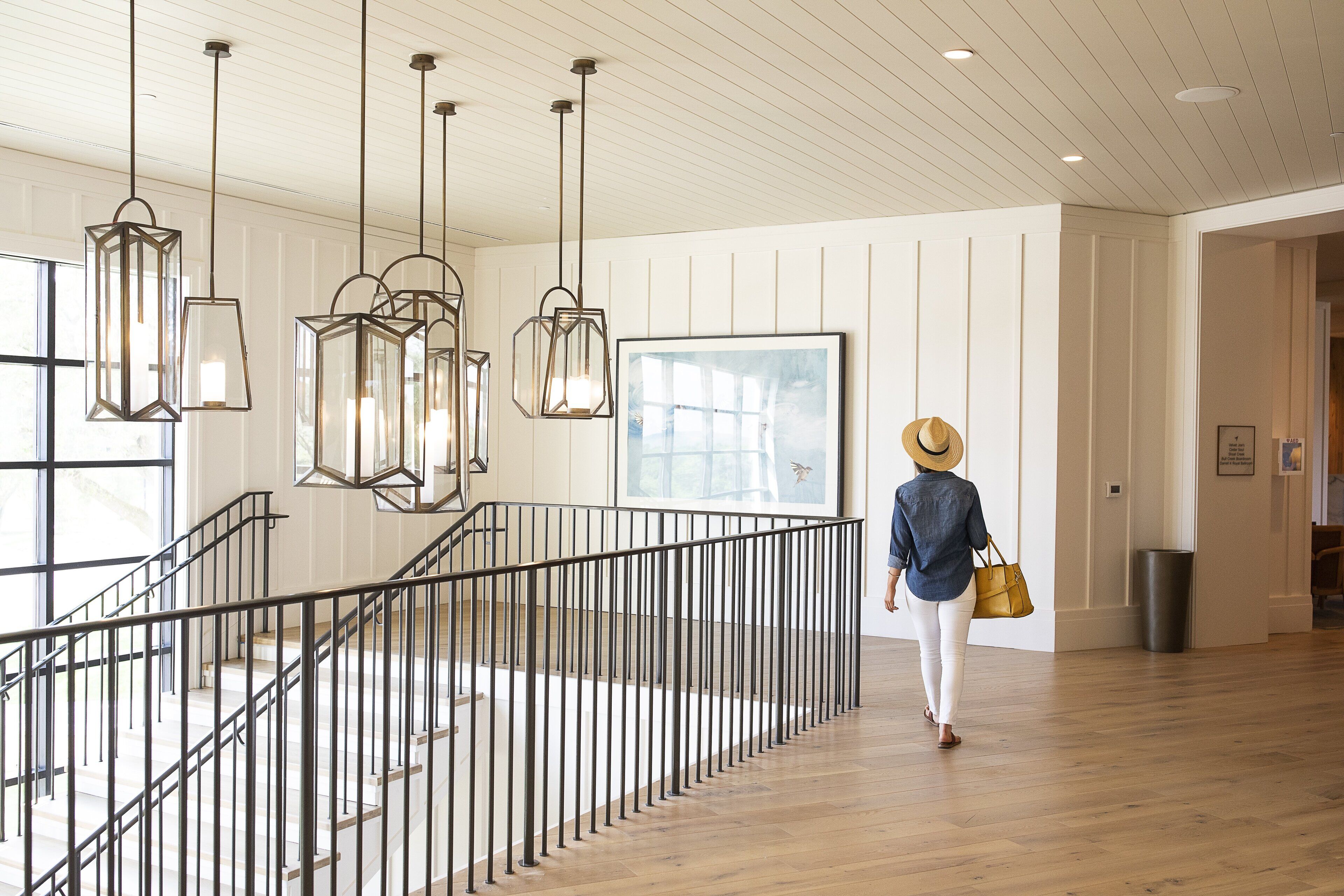 3 bars/lounges, sports bar