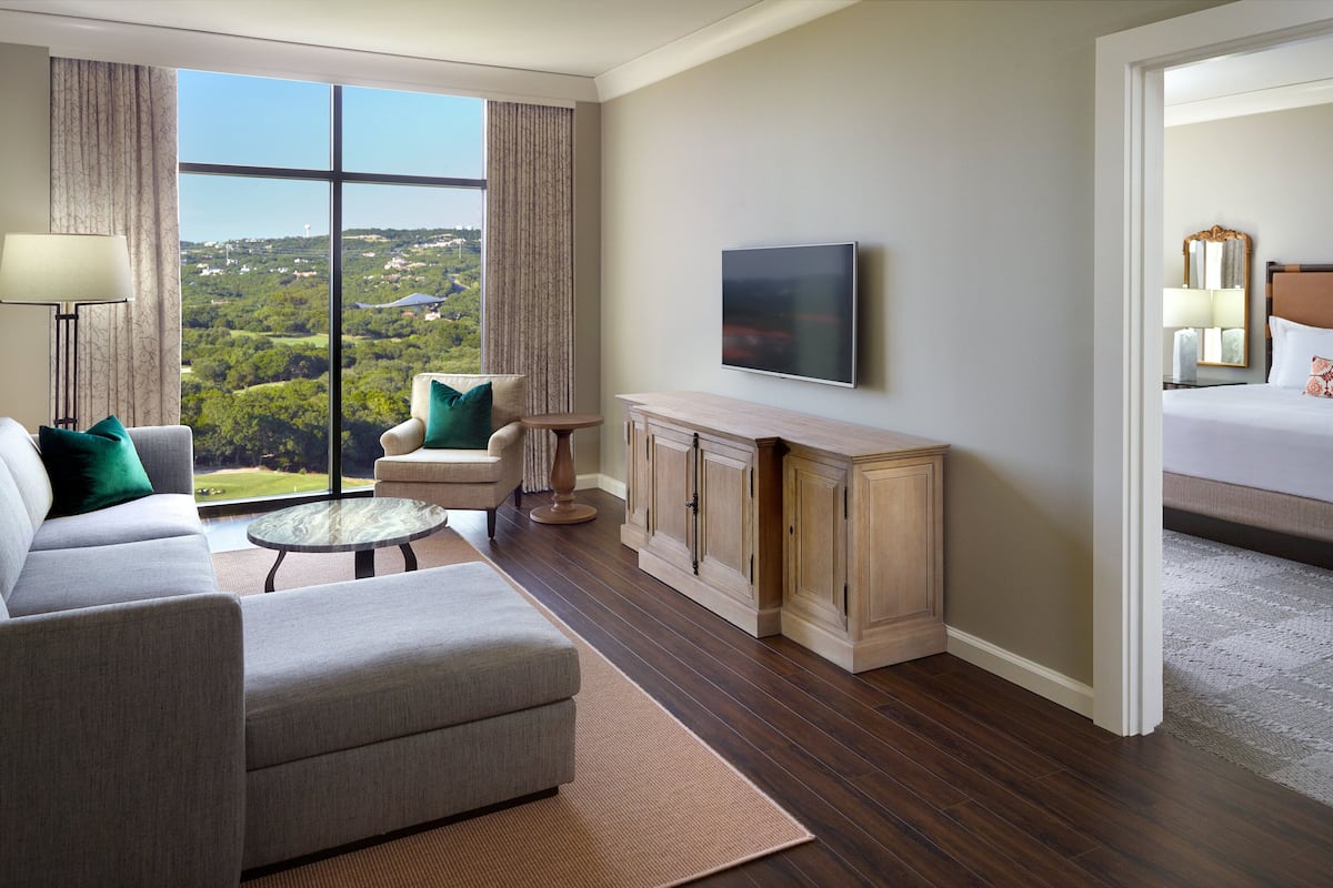 Premium bedding, in-room safe, desk, laptop workspace