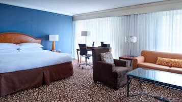 Roupas de cama premium, cofres nos quartos, escrivaninha