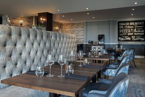 Breakfast, dinner served; British cuisine, garden views - Delta Hotels by Marriott York (York)