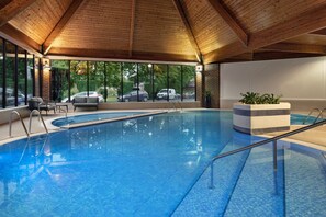 A swimming pool with a wooden ceiling and large windows. - Delta Hotels by Marriott York (York)