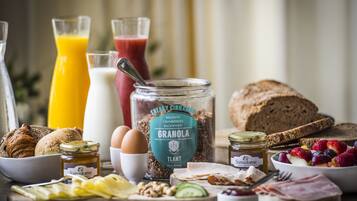 Free daily buffet breakfast